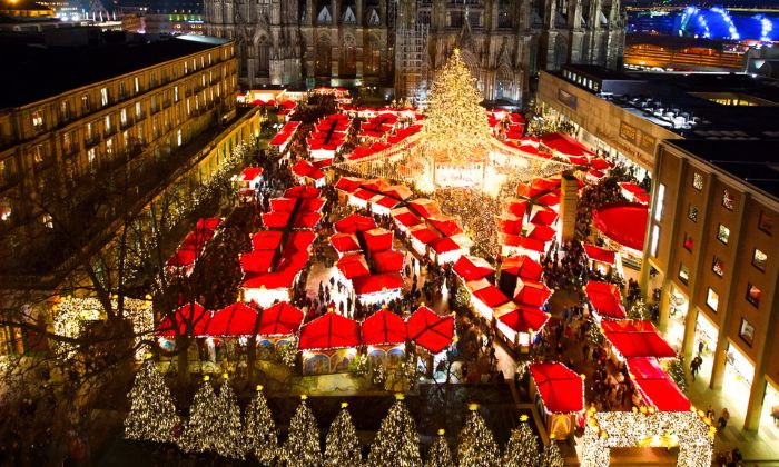 Im Schatten des Doms erstrahlen die Lichter © www.koelnerweihnachtsmarkt.com